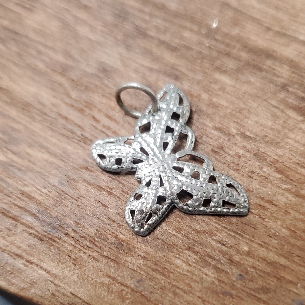P270‎ Delicate Lace Filigree Pendant Butterfly